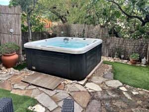 Fotografia z galérie ubytovania Grand et joli studio tout équipé avec jardin et Jacuzzi v destinácii Cuers