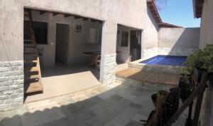uma casa com um pátio e uma piscina em Casa do Beto em Pirenópolis