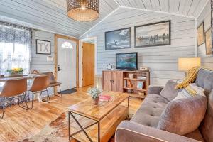Μια τηλεόραση ή/και κέντρο ψυχαγωγίας στο Creekside Cabins - The Texan +10 φωτογραφίες