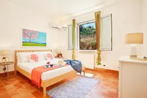スコペッロにあるVilla Conchiglia - Scopello-Villasのベッドルーム(ベッド1台、窓付)