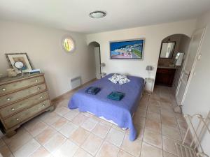 A bed or beds in a room at Villa "Le Sortilège" vue panoramique et piscine