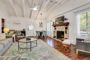 un soggiorno con divano e camino di Creekside Cabins - Creekside Cottage a Wimberley Altre 12 foto