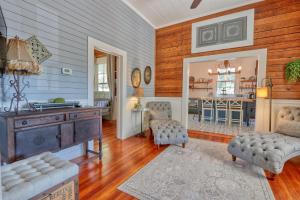 Gallery image of Serendipity Farmhouse in Wimberley