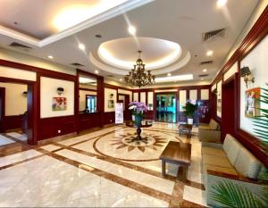a lobby with a couch and a table in a building at Chung cư the manor 2 phòng 38m2 view lầu cao nhìn ra thành phố in Ho Chi Minh City