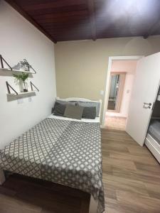 um quarto com uma cama num quarto em Village ITACIMIRIM em Camaçari