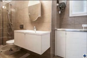 La salle de bains est pourvue d'un lavabo, de toilettes et d'un miroir. dans l'établissement Downtown Dimond, à Budapest