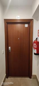 una puerta de madera en una habitación con una boca de incendios en Gasteiz Etxea l en Vitoria