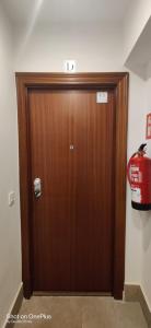 una puerta de madera en una habitación con una boca de incendios en Gasteiz Etxea l, en Vitoria-Gasteiz