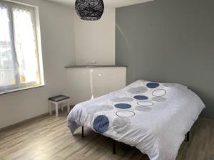 - une chambre blanche avec un lit et une couverture dans l'établissement maison de ville très calme, à Sées
