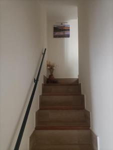 uma escada com uma imagem na parede em Casa Rural LA COSTANILLA em Lituénigo