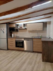 uma cozinha com um frigorífico branco e um lavatório em Casa Rural LA COSTANILLA em Lituénigo