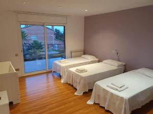 Cama o camas de una habitación en Habitación cerca de Barcelona con vistas al mar