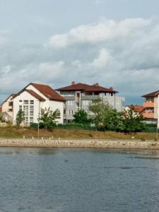 un grupo de casas junto a un cuerpo de agua en Apartment in Mitrovicë, Kosovë, en Kosovska Mitrovica