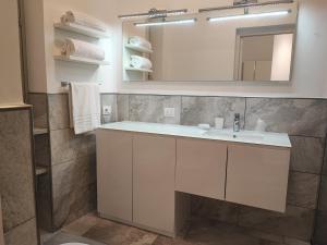 een badkamer met een wastafel en een spiegel bij Bergamo Alta Guest House in Bergamo
