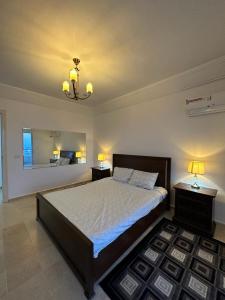 1 dormitorio con 1 cama grande y 2 mesitas de noche en Résidence Le Monaco Sousse en Sousse