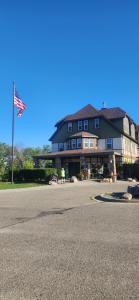 un gran edificio con una bandera americana delante de él en Chase On The Lake, en Walker