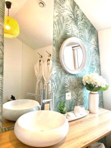 a bathroom with a sink and a mirror at LIVABLŌM "Maison et Parking Privée" 
