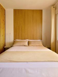 Voodi või voodid majutusasutuse Golden Suite Ocean View & Pool toas