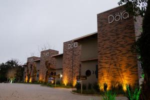 a building with the words dojo on the side of it at Döra Experience - Pousada de Luxo - Vale Dos Vinhedos in Bento Gonçalves
