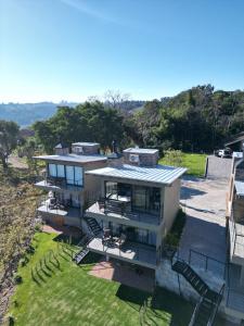 een luchtzicht op een huis met een tuin bij Döra Pousada e Enoturismo - Vale Dos Vinhedos in Bento Gonçalves