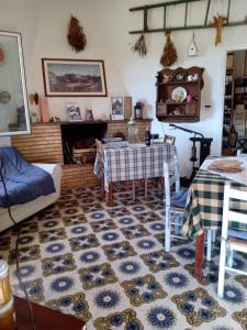 sala de estar con mesa y chimenea en Poggio agli Ulivi, en Frascati