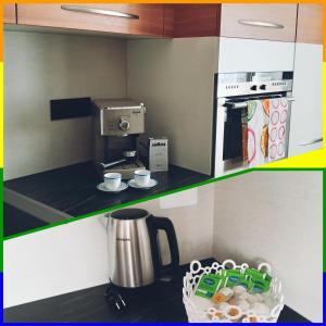 eine Küchentheke mit einer Kaffeemaschine und einem Korb mit Tassen in der Unterkunft Casa vacanze Maria in Tesero