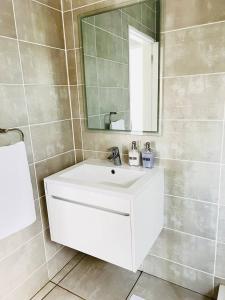 y baño con lavabo blanco y espejo. en The Blyde en Pretoria