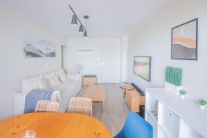sala de estar con sofá blanco y mesa en MACHOUART le duplex -Parking gratuit Équipée Commodités-, en Aubervilliers