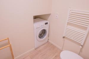lavadero con lavadora y secadora en MACHOUART le duplex -Parking gratuit Équipée Commodités-, en Aubervilliers