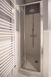 um chuveiro com uma porta de vidro na casa de banho em Incantevole loft in centro em Perugia