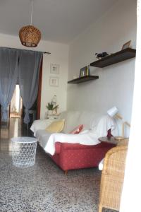 uma sala de estar com um sofá num quarto em Casa Marina em Colonia Sant Jordi