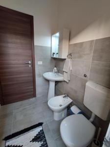 a bathroom with a toilet and a sink at Da Silvana 