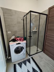 eine Waschmaschine im Bad mit Dusche in der Unterkunft Da Silvana 