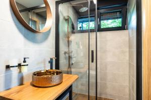 y baño con lavabo y ducha. en Tree Elements treehouse retreat, en Slunj