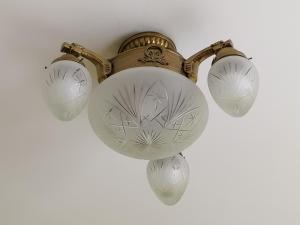 普热梅希尔Center Apartment的灯,上面有三个玻璃球和一顶冠