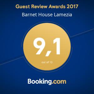 ein Zeichen, das die Wettbewerbsbewertung liest, Auszeichnungen Barrier House Lambanca in der Unterkunft Barnet House Lamezia in Lamezia Terme