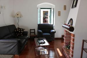 ein Wohnzimmer mit einem Sofa und 2 Stühlen in der Unterkunft Casa de Alpalhão in Alpalhão