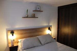 a bedroom with a bed with a wooden headboard at Apartamento en el sur de Cali, Barrio Tequendama in Cali