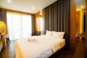 ein Schlafzimmer mit einem Bett mit zwei Handtüchern darauf in der Unterkunft Free Shuttle Thamrin City Apartments at Nagoya with Netflix & Youtube Premium by MESA in Nagoya