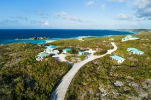 z powietrza widok na ośrodek i ocean w obiekcie Dragon Cay Resort Mudjin Harbour w mieście Conch Bar