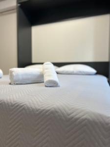 ein Bett mit zwei Handtüchern darauf in der Unterkunft INFINITY Studioapartman, Self Check-in in Posušje