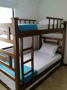 מיטה או מיטות קומותיים בחדר ב-Tucurinca