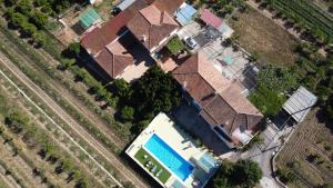 an overhead view of a house with a swimming pool at Casa Rural Emilio con 4 dormitorios in Málaga