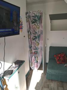Telewizja i/lub zestaw kina domowego w obiekcie hauts des 2 lions -studio