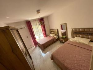 a hotel room with two beds and a window at شقة في مدينتي بي 2 جديدة in Madinaty
