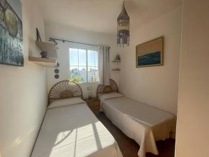 een kamer met 2 bedden en een raam bij Islantilla Golf - Luxury house in Isla Cristina