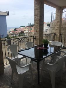 un tavolo e sedie su un balcone con vista di Apartments Relax a Utjeha