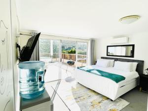 Hotel Vibes Cape Town Plattekloof في كيب تاون: غرفة نوم بسرير ونافذة كبيرة