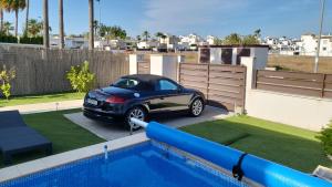 un coche aparcado junto a una piscina en Luxury Golf Villa in Vistabella Golf Costa Blanca, en Orihuela