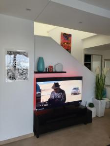 TV de pantalla plana en la sala de estar. en Luxury Golf Villa in Vistabella Golf Costa Blanca, en Orihuela
